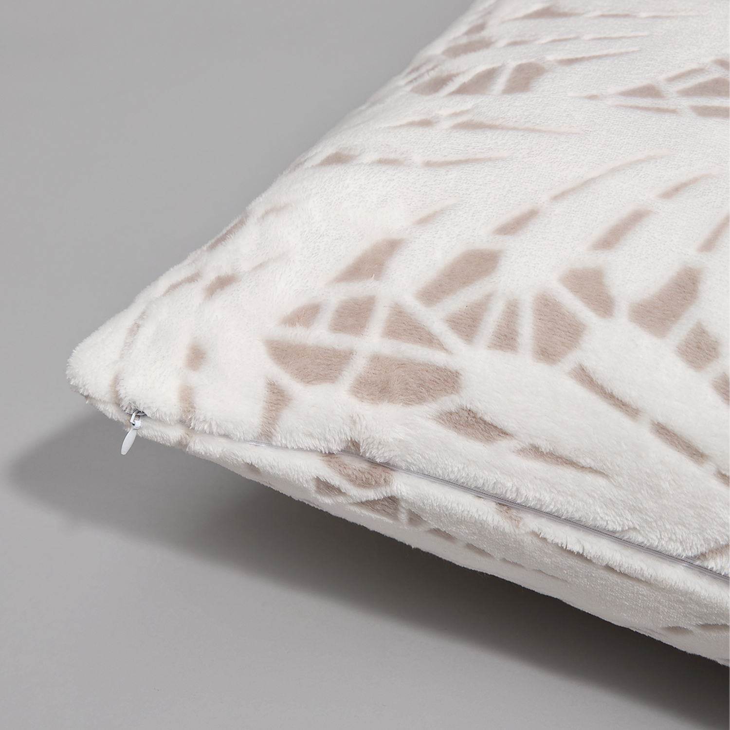 Наволочка декоративная Foliate, бежевая - фото № 2