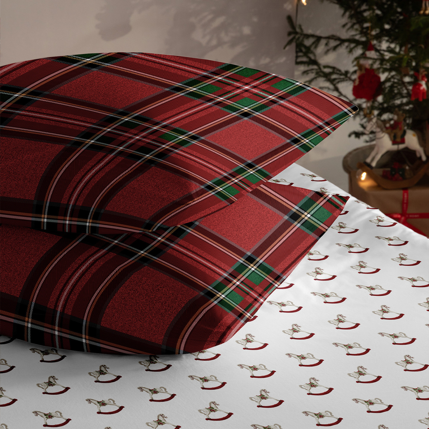 Комплект наволочек Праздничные игрушки/Holiday Toys - фото № 3