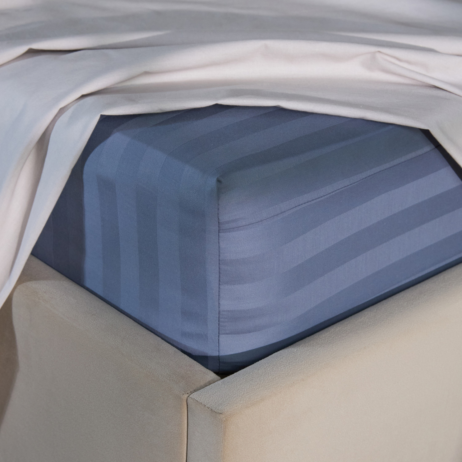 Простыня на резинке Темная вода/Dark water