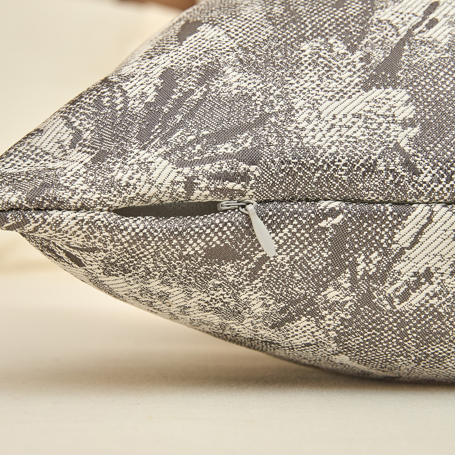 Подушка декоративная Золотистая листва/Fogliame dorato, серая - фото № 3