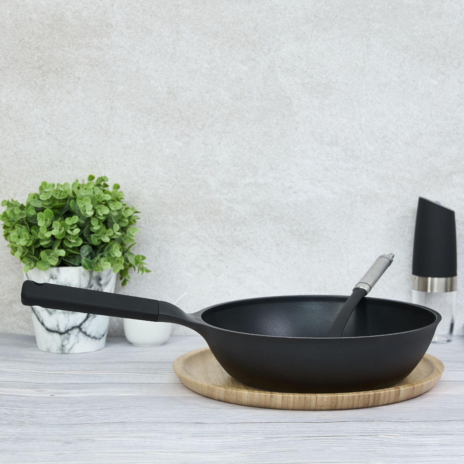 Сковорода индукционная Noble black , 28 см