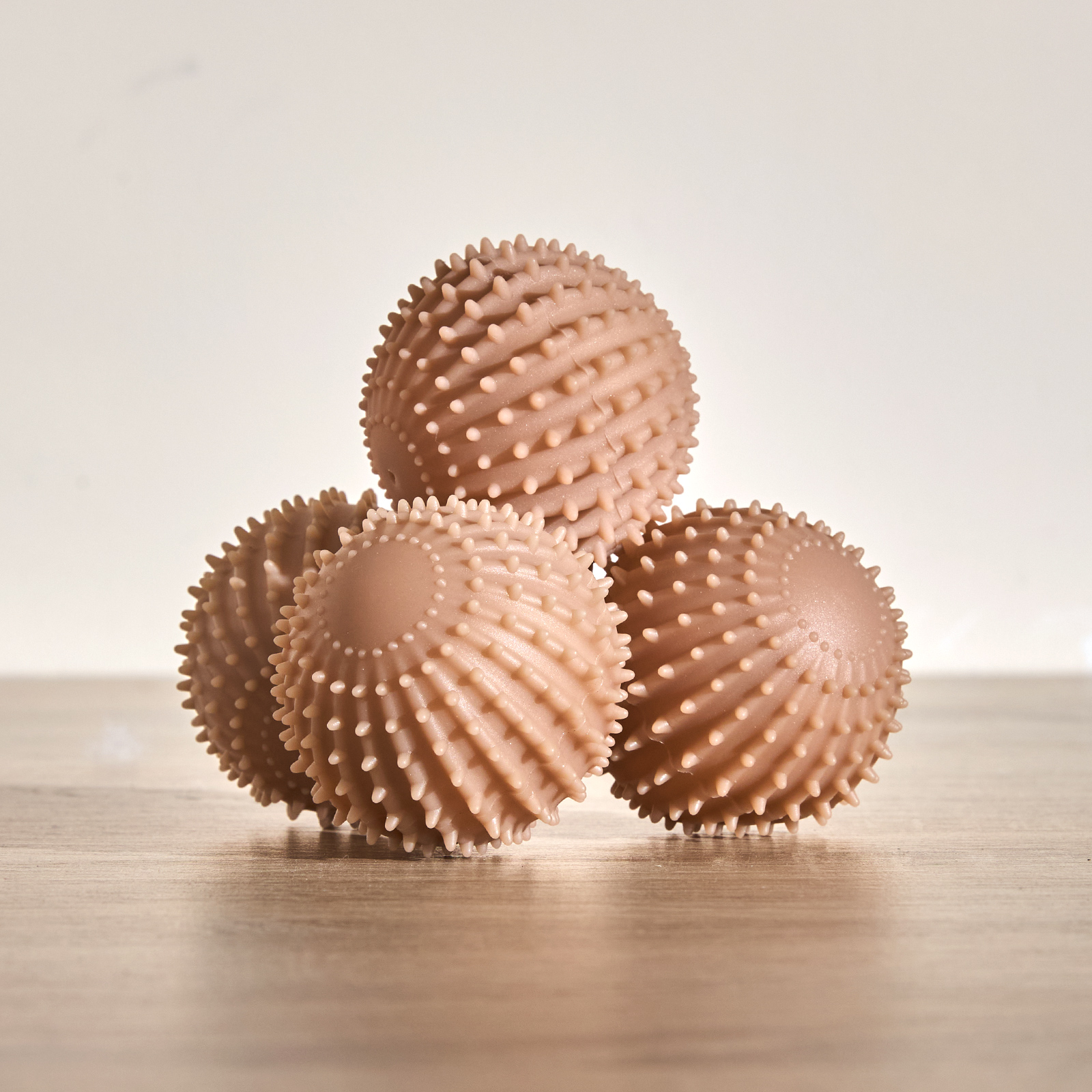 Набор шариков Portovesme для стирки II набор из 2 плетеных шариков из лозы с бубенчиком 3 см розовый зеленый