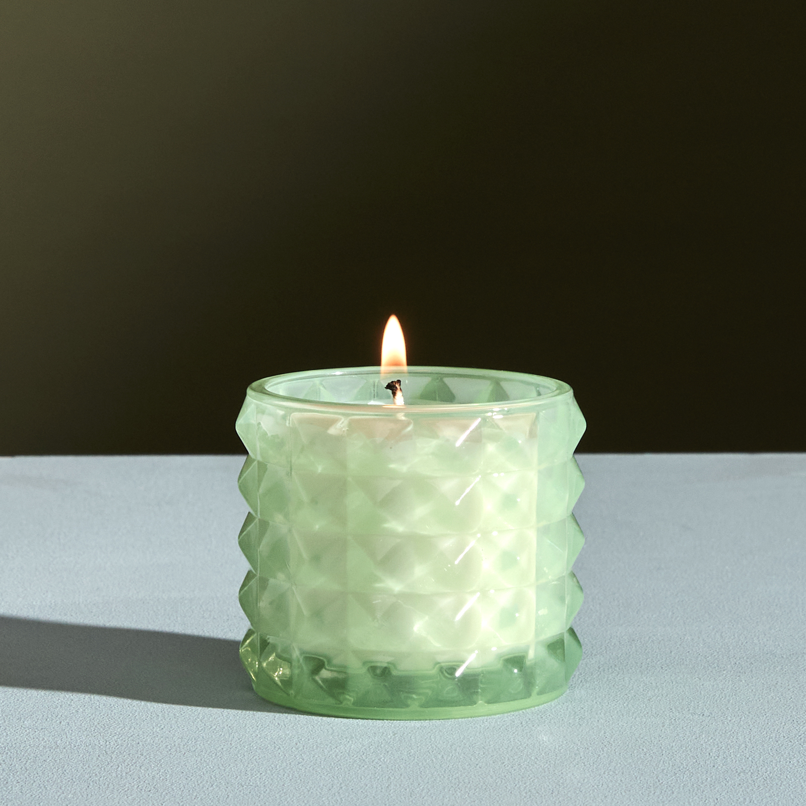 Свеча ароматическая Taccone Жасмин и сандаловое дерево CozyHome, цвет зеленый, размер средняя (⌀ 10 см)