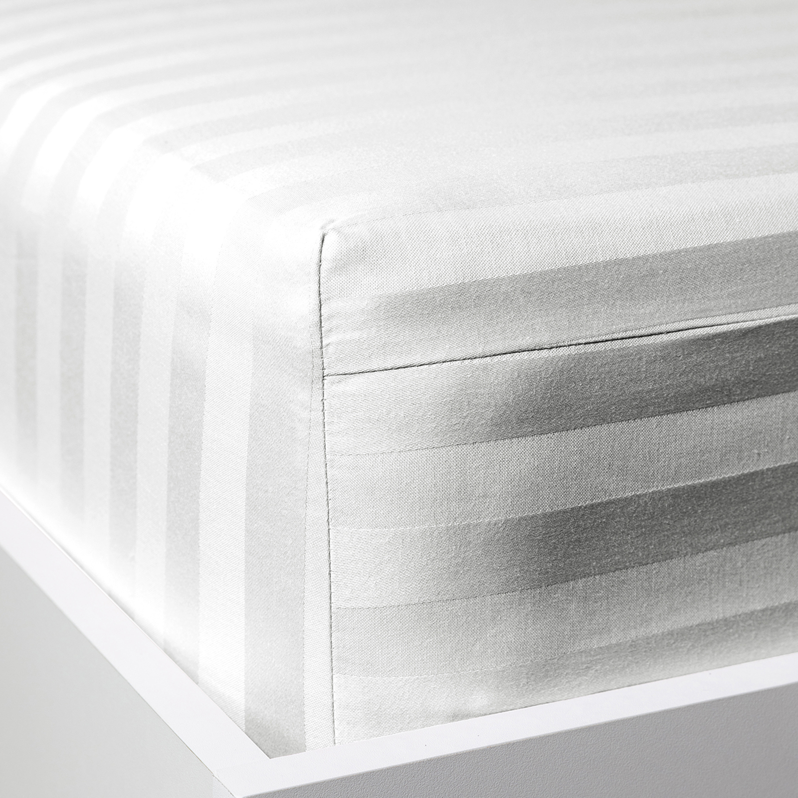 Простыня на резинке Белый 40157